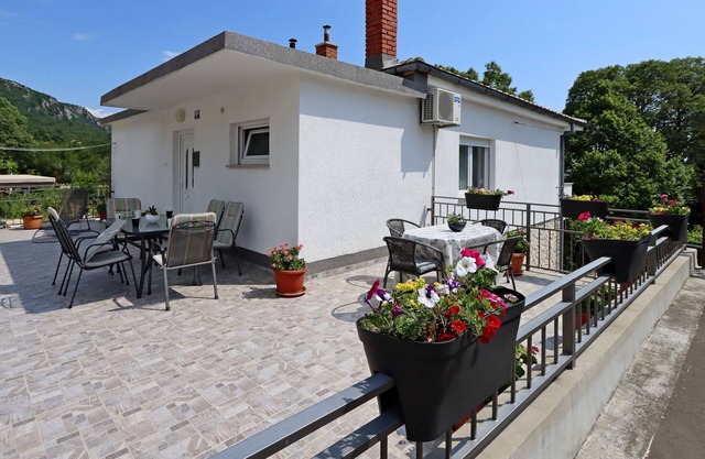 Apartamento para dos personas con terraza y vista al mar Bribir, Novi Vinodolski (A-19862-a)