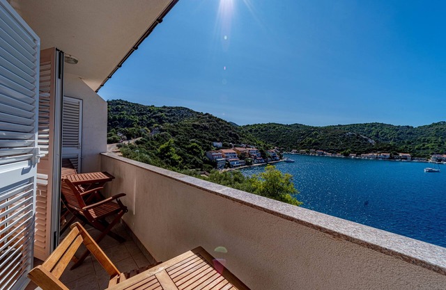 Apartamento para dos personas con balcón y vista al mar Zaklopatica, Lastovo (A-12452-b)