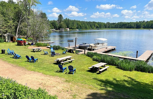 Cabaña de dos habitaciones en el hermoso Bagre Lago del Eagle River Chain of Lakes
