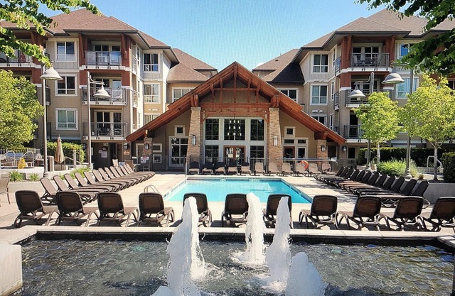 Condominio en el centro de dos habitaciones y dos baños a solo unos pasos de la piscina y bañeras de hidromasaje