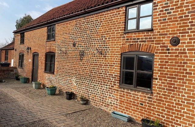 Two Brickground Large Victorian Cottage With Beautiful Garden