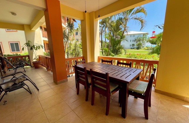 Impresionante apartamento en la playa con piscina infinita, jacuzzi y muelle