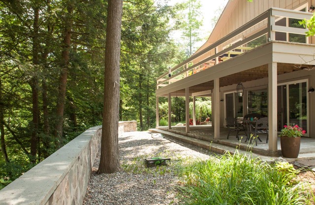 Dos habitaciones con baño en un bosque tranquilo