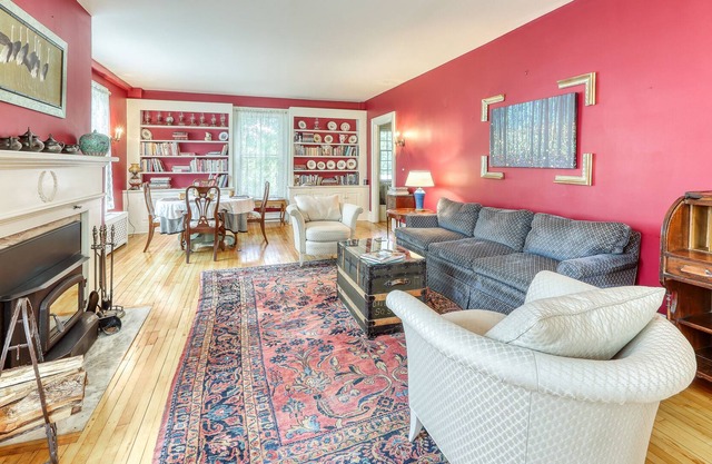 Two-Story Home w/Patio, Gas Grill, Wood Fireplace, Free WiFi, & Mountain Views