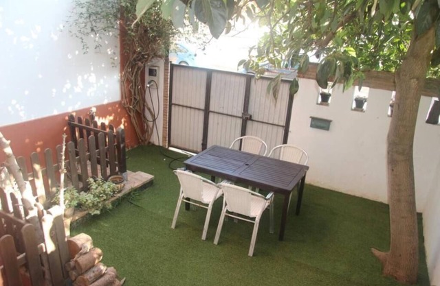 Casa de dos plantas con jardín y patio en zona tranquila. Fácil aparcamiento