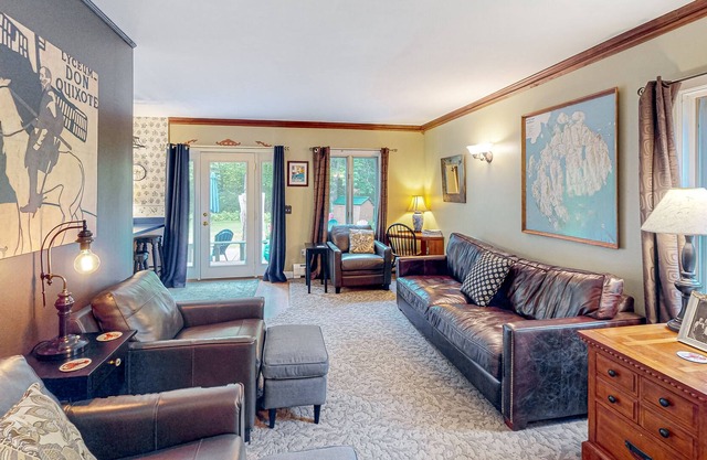 Two-story mountain view home with a full kitchen, fast WiFi, firepit, & patio