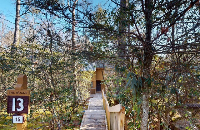 Two-story resort condo, pools, tennis, golf & lake access. Dog friendly