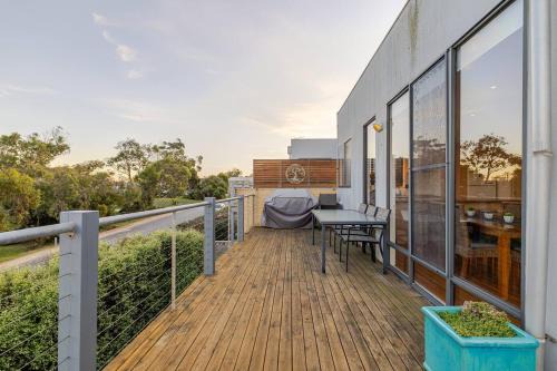 Two Story, Torquay Holiday Home with Large Balcony