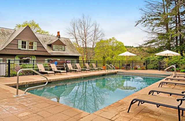 Two-story townhome with forest/mountain view, gas fireplace, pool, gym & saunas