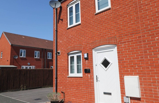 TY BACH TWT LLANELLI, pet friendly, with a garden in Llanelli