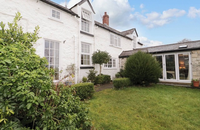 TY CROES, pet friendly, with open fire in Bodelwyddan