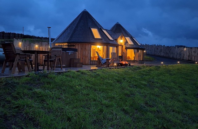 TY CRWN - THE ROUNDHOUSE, pet friendly, with hot tub in Lampeter