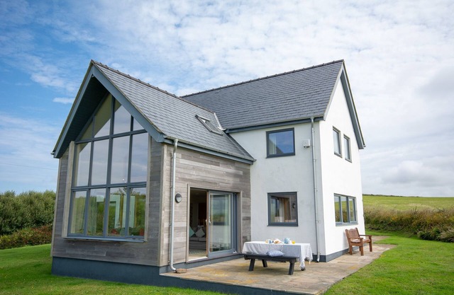 Ty Glan y Mor - sleeps 10 guests in 4 bedrooms
