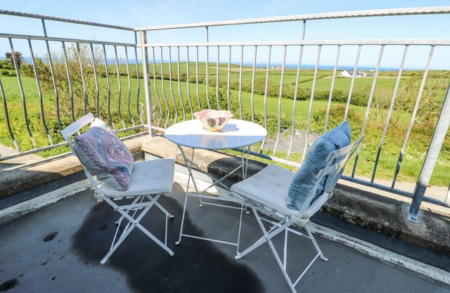 TY MAWR, pet friendly, with open fire in Llanfachraeth