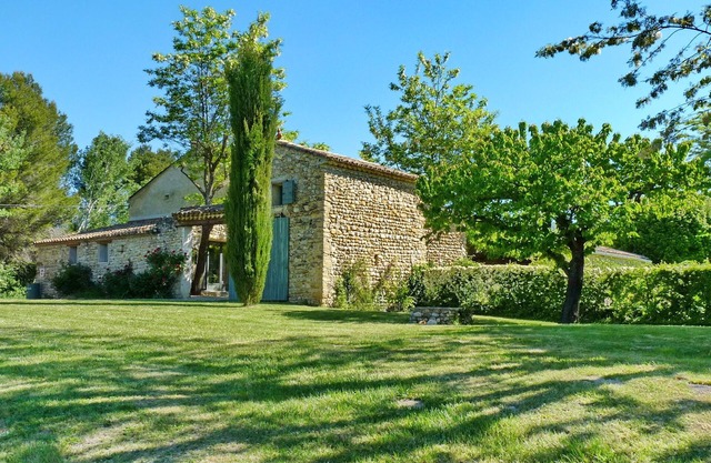 Típica casa de campo provenzal con piscina privada, 6 dormitorios y 5 cuartos de baño.