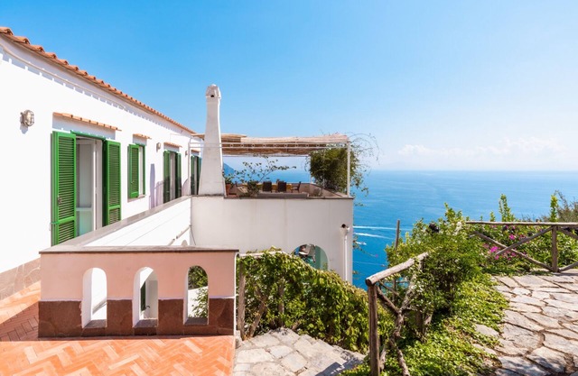 Villa típica en la costa única con vistas al mar abierto