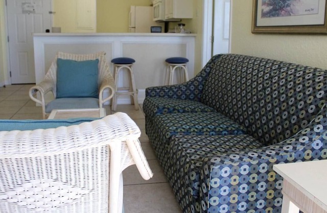 Ultimate Beach Vacation! Beachfront, Pool, Parking, Near Lighthouse Point Park