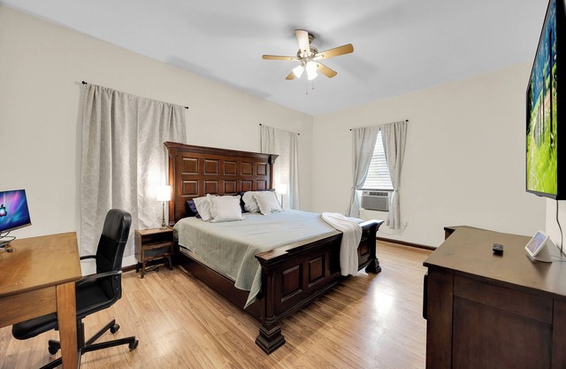 Ultimate Game House Retreat – Sports Lover’s Paradise 7 Min to Jags Stadium