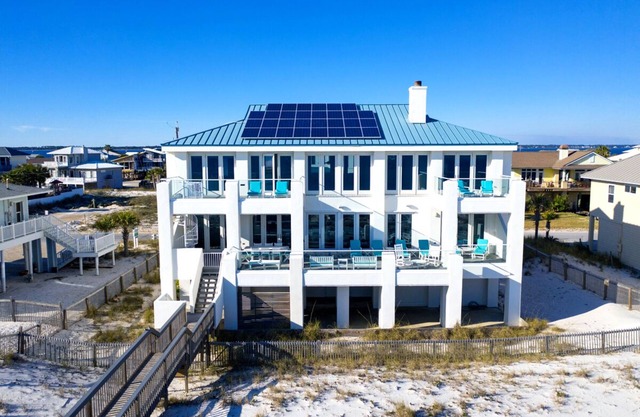 ¡Recién actualizado Luxury Gulf Front Home en 1212 Ariola Drive!