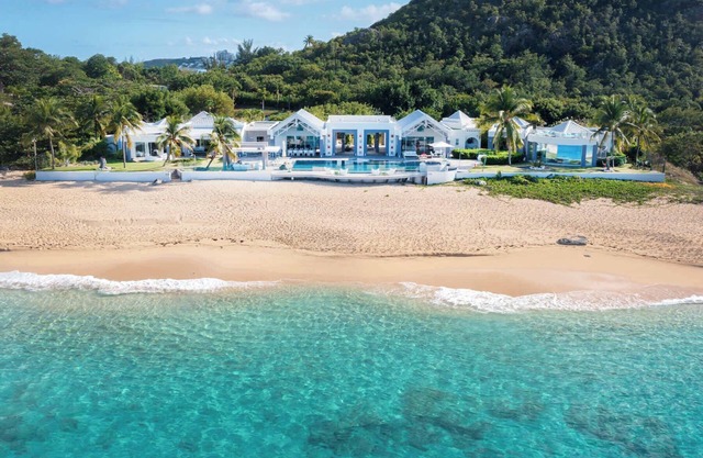 Enjoy a relaxing holiday in this 7 bedroom sea view and green garden villa