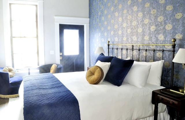 Ulysses Suites, Suite 204