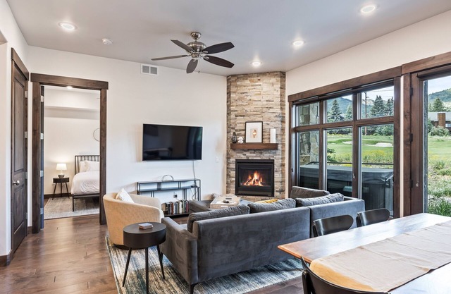 Unbeatable Location: Sleeps 5, Ski Access Across the Street, Private Hot Tub, Walk to the Lift