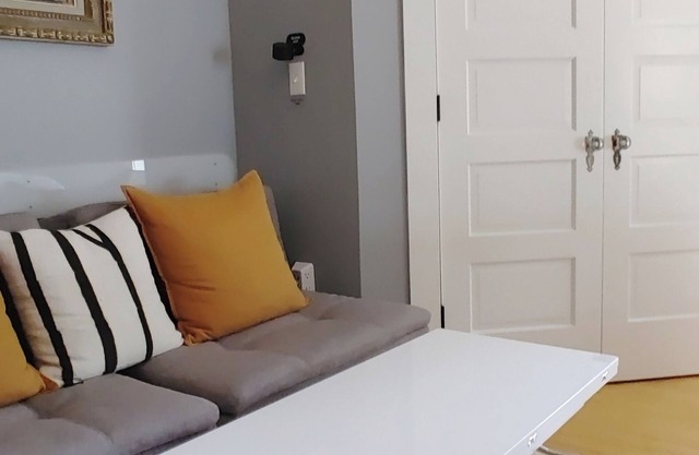 Cozy getaway: Relaxing bijou retreat Under the Hemlocks