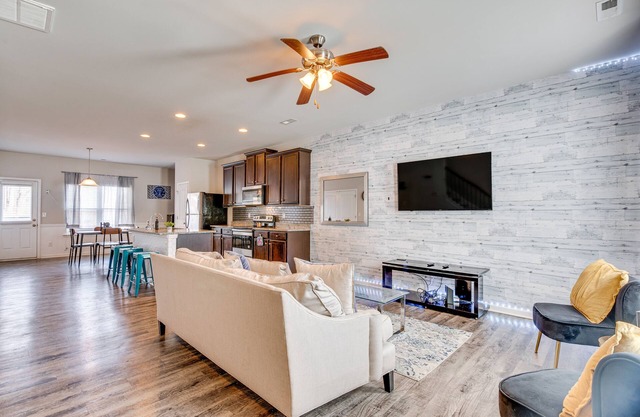 Union City Townhome: 17 Mi to Downtown Atlanta!