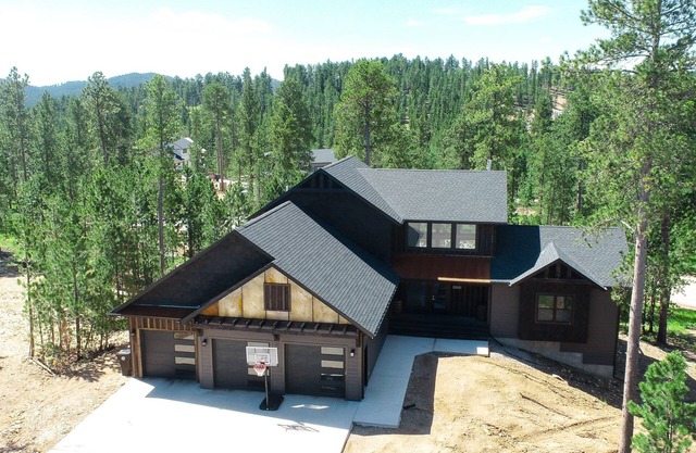Unique 3800+ Sq. Ft. Lodge w/ Game Room, Open Plan, Hot Tub, and Clubhouse!