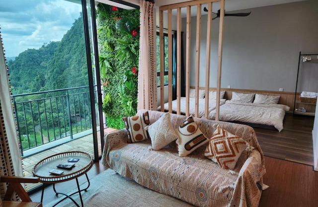 Unique Boho Style Condo with NETFLIX for up to 5PAX - Enjoy Mountain View while swimming at the Infinity Pool & Natural Hotspring Pool, 2mins walk to the Lost World of Tambun, Water Themepark at IPOH