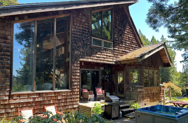 Unique custom-built, ultra private home, ocean views, hot tub