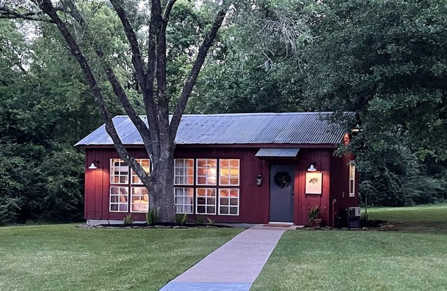 Unique Event Space Sleeps 11 around Wedding Venues