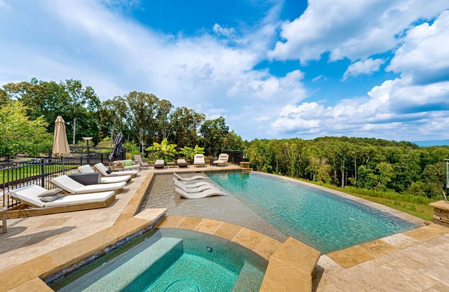 Unique home w/ping-pong, pool table and access to shared infinity pool & hot tub