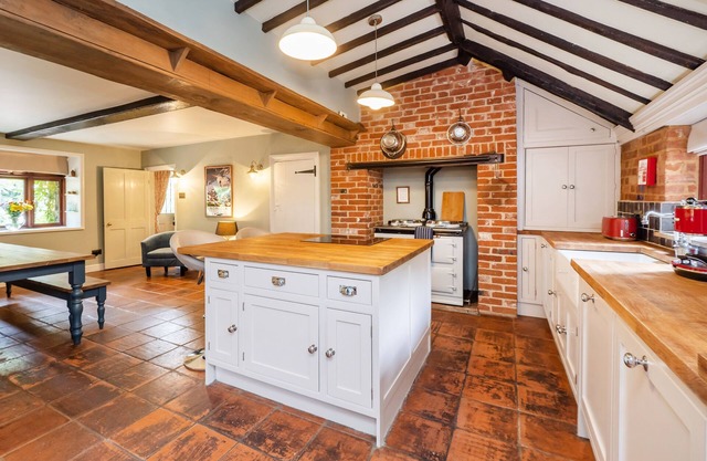 Unique, Luxurious Thatched Cottage with private hot tub - in the heart of The Norfolk Broads