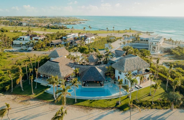 Unique luxury villa with full staff and ocean view