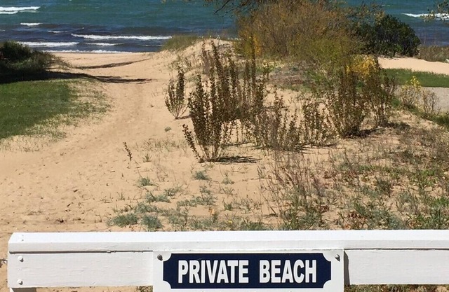 Propiedad única con cabaña principal, casa de huéspedes y acceso a playa privada.