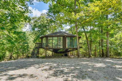 Unique Treehouse Hideaway Near Lake of the Ozarks