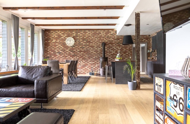 Vista única en silencio en el borde del bosque en una casa recientemente renovada