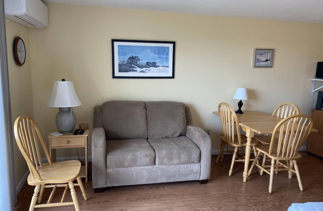 Unidad n. ° 16 - Eficiencia del segundo piso, cama doble y 2 camas individuales, terraza privada, vista de agua distante