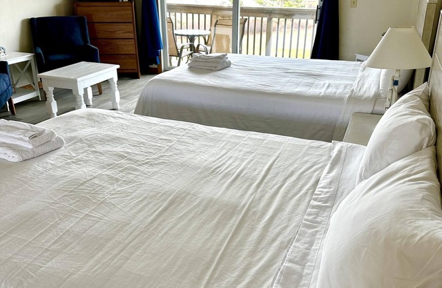 Unidad # 44 - Estudio en el segundo piso, terraza privada con vista de agua distante