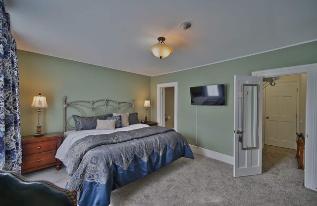 Unmissable! Central Location meets Historic Accents w/ Free Breakfast