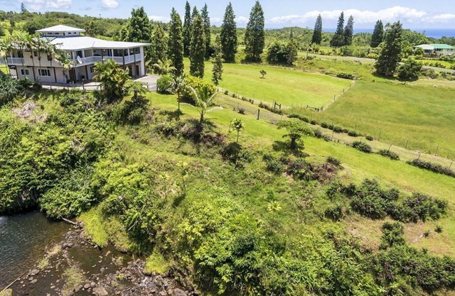 Granja de cascadas vírgenes, no descubiertas e inolvidables con vistas a la bahía de Hilo