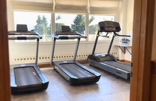 Unwind in a Spacious Room with Panoramic Nahuel Huapi Views – Ideal Location