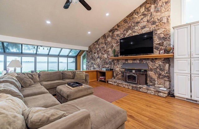 Unwind by the Water: Stylish Lakehouse Retreat in Kawartha Lakes