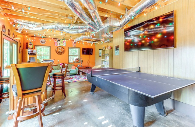 Deck, Grill & Mtn Views: Warne Getaway!