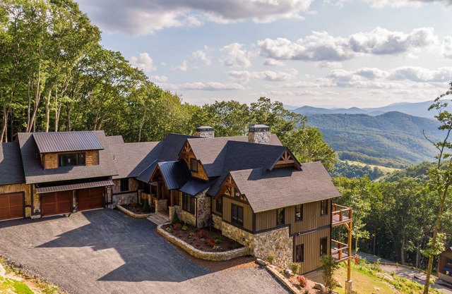 Up and Away at Eagles Nest - Luxury home, hot tub, views
