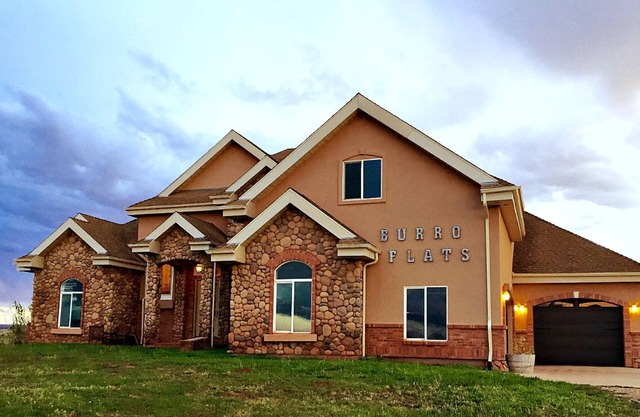 ¡Hasta 12 invitados en la segunda casa más grande de Kanab! 5 habitaciones 5. 5 baños, campo, vista