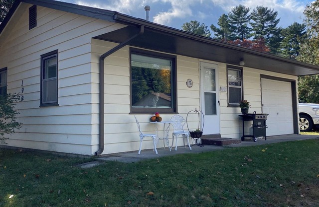 Updated 1-bed Cottage 3 doors from Houghton Lake w/ WiFi and next to Golf course