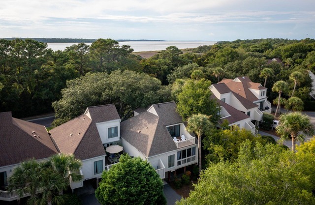 Updated, 3BR End Unit Spinnaker w/ Beach Boardwalk Access Across Street! Amenity Cards!