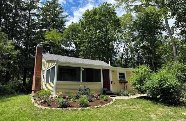 Newly Updated Antique Cottage Walkable to Beach, Lake & Downtown